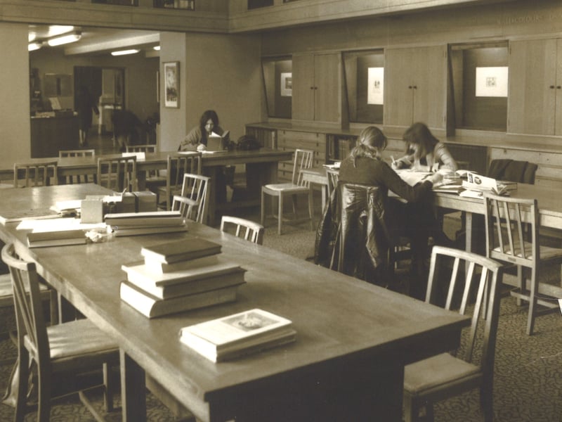 The Art Library, when it was situated in the Art Gallery, showing the reading room with gallery above and looking towards the counter area. Pictured circa 1977.