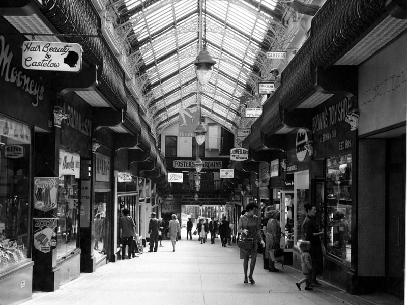 Queen's Arcade looking from Lands Lane towards Briggate.