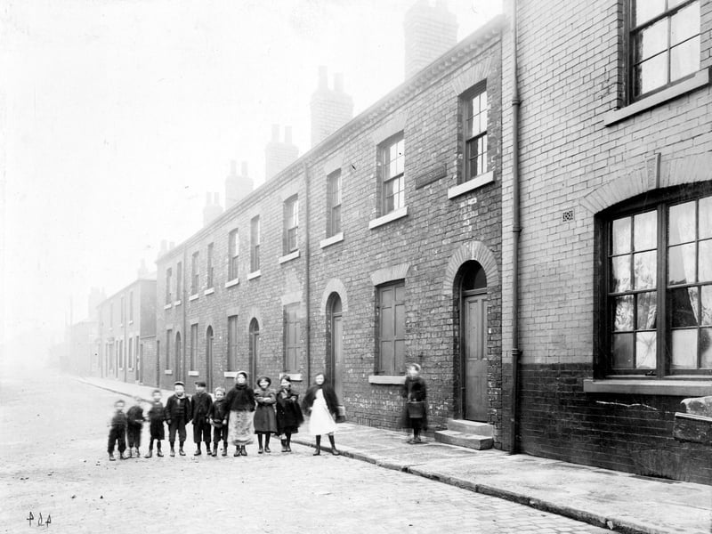 A line of young children pose across Ivory Street in December 1901.