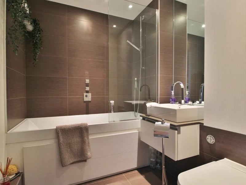 Step into this 24th-floor Gunwharf Quays apartment which has splendid views of the city. 