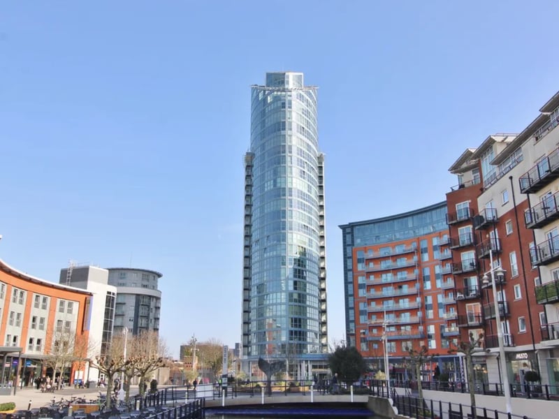 Step into this 24th-floor Gunwharf Quays apartment which has splendid views of the city. 