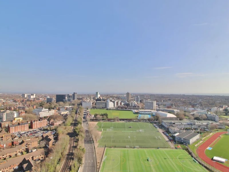 Step into this 24th-floor Gunwharf Quays apartment which has splendid views of the city. 