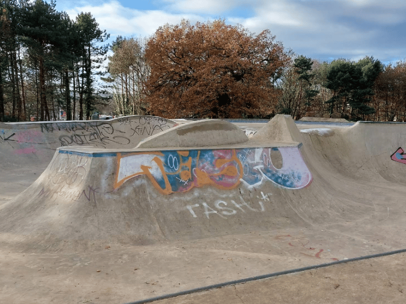Located in the northwest suburbs, Horsforth Skatepark inside Hall Park is a shining example of modern, high-quality suburban sports infrastructure. Originally an outdated metal ramp park, the space was completely transformed by concrete specialists Concreate into a seamless, flowing plaza that attracts riders from across the city. 🛹 Hall Park, Fink Hill, Horsforth.