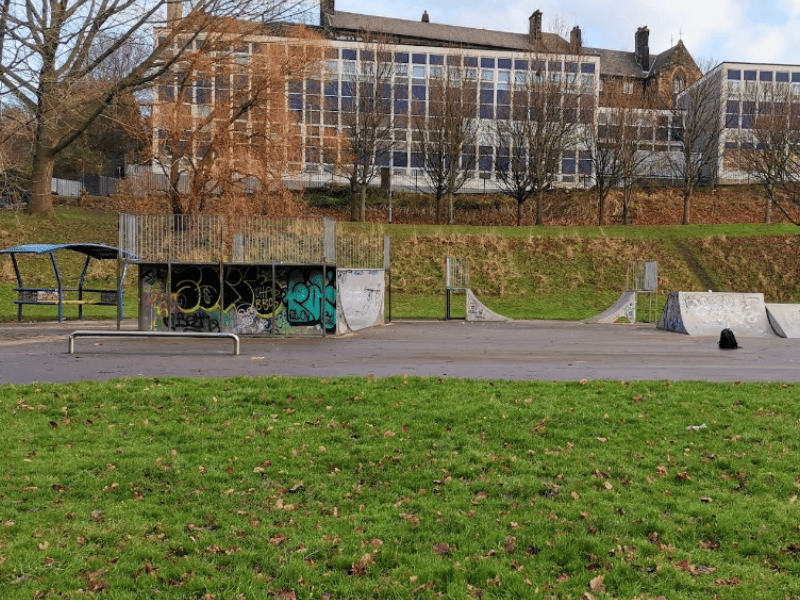 Positioned perfectly to serve the growing communities around Richmond Hill and Leeds Dock, East End Skatepark provides an essential inner-city outdoor hub. It acts as an invaluable designated zone on the eastern edge of the city centre, ensuring skaters have a dedicated concrete space to session without causing pedestrian friction in nearby commercial squares. 🛹 Near East Street Mills, East Street.