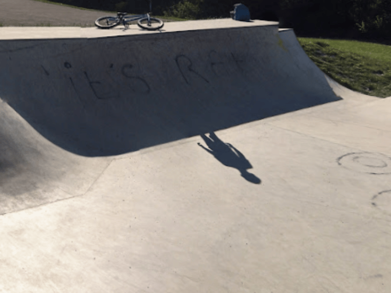 Tucked away in the LS5 district, Hawksworth Skatepark offers an excellent neighbourhood training ground for transition and street skaters alike. Originally built with a classic layout, this free outdoor facility provides an essential, dedicated space for local youth and riders in the Kirkstall area to build their skills safely away from pedestrian footfall. 🛹 Hawksworth, Leeds LS5 3LX