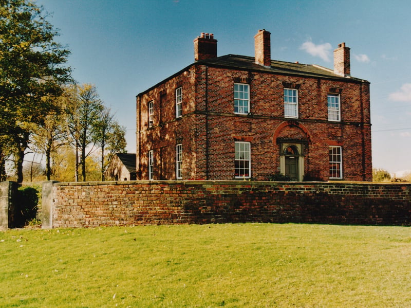 Thwaite House, built in 1823, stands on the foundation of an earlier building. It was originally home to the family and servants of the mill managers. It was being used as an exhibition centre when this photo was taken in November 1999.