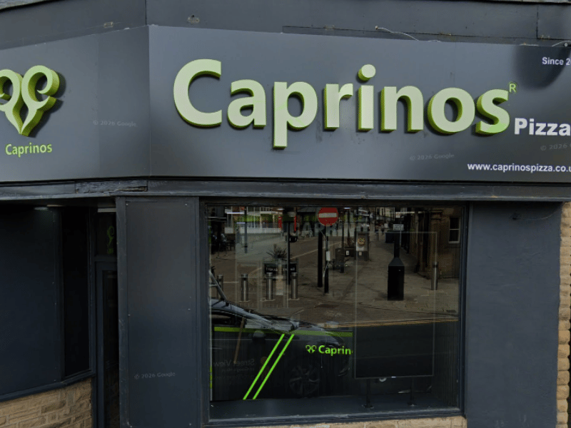 As an award-winning favourite, this lively spot is incredibly popular for its signature soft-dough bases and brilliant value family meal bundles. It’s the ultimate hassle-free crowd-pleaser when you need to feed a hungry house during a lazy weekend afternoon sports or movie marathon. 🍴 2 S Queen St, Morley, Leeds LS27 9EW