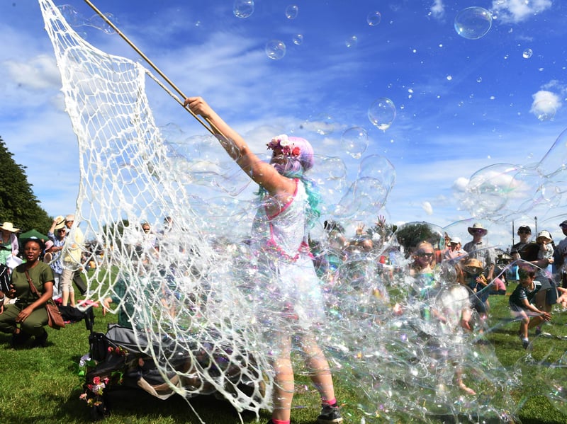  Shelly Skye of Strawberry Circus making bubbles for the children to catch.