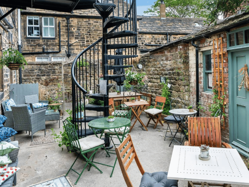 Tucked away in Otley, this charming independent business is widely celebrated for its hidden outdoor seating area. It is a fantastic summer destination for anyone wanting to enjoy a traditional afternoon tea with scones and cream in the sunshine. 🫖 32-34 Westgate, Otley LS21 3AS
