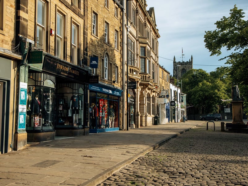 Known as the 'Gateway to the Dales,' Skipton combines medieval history with canal-side relaxation. Explore one of England’s best-preserved medieval castles, wander the bustling market, and take a peaceful boat trip along the Leeds & Liverpool Canal.