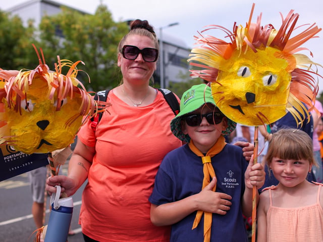 Julie Sandiford and cousins, David, 8, and Summer on the green in Allaway Avenue
Picture: Chris Moorhouse (270626-14)

