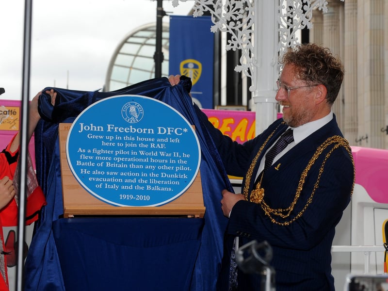 The Lord Mayor of Leeds Coun Stephen Holroyd unveils the John Freeborn blue plaque.
