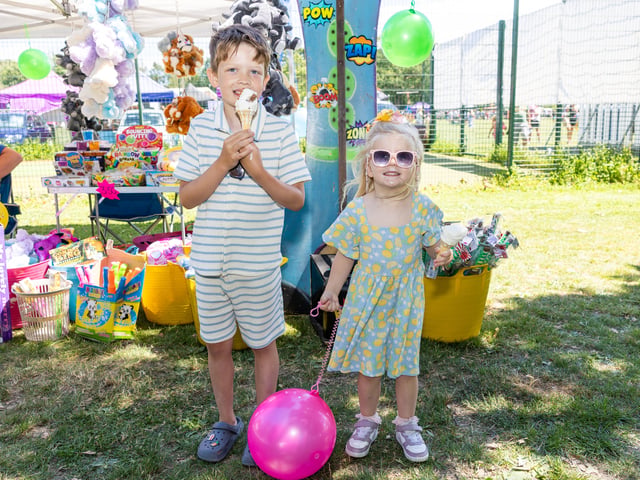 Eddie and Francesca with ice creams Picture:Marcin Jedrysiak