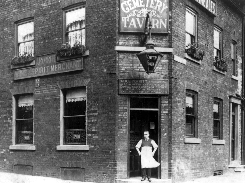 Cemetery Tavern at number 190 Woodhouse Lane. This was named because it overlooked the street leading to the entrance to Woodhouse cemetery. Pictured circa 1905.