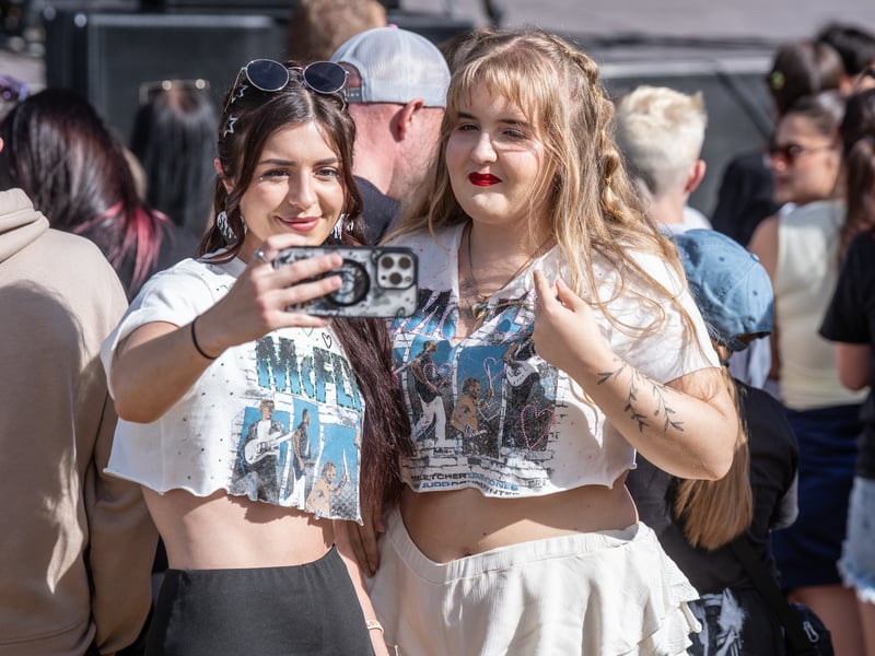 Fans get their own pics of the occasion