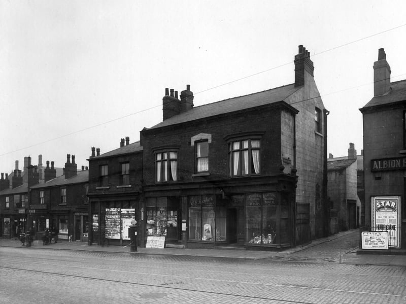 York Road in November 1938. Entrance to Searls Yard, which was between Accommodation Road and Blossom Street. The two shops to the left of Searls Yard were no.79 William and Arthur Daly, newsagents and sub post office, then at no.79a George Edward Baker, electrical engineer.