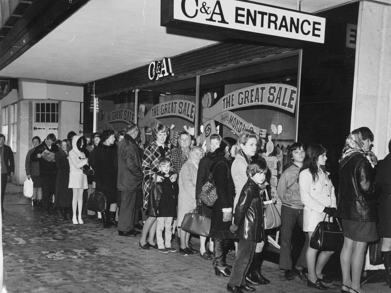 Shoppers queue outside C&A in Leeds on December 24, 1976
