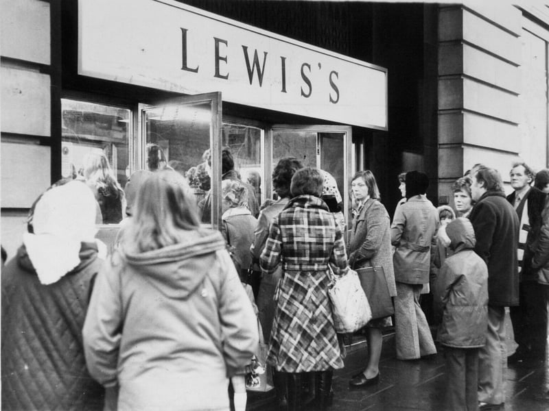 Customers queue for the sale at Lewis's department store, in Leeds, on December 29, 1975