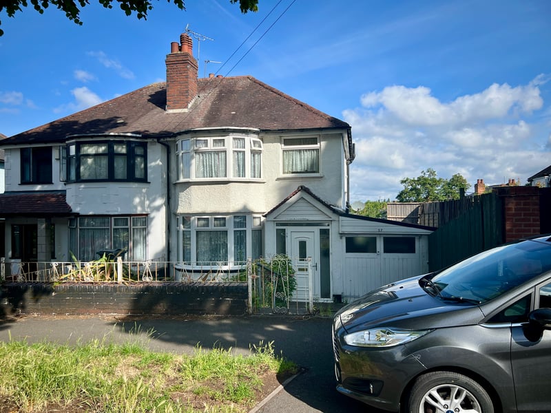 27 The Drive, which has front and back gardens and a side garage outside, is well located for easy access into Birmingham city centre, with the A38 Aston Expressway (A38) and Gravelly Hill train station both close by. There is a porch, hall, understairs cupboard, two reception rooms and a kitchen downstairs, with a landing, three bedrooms, bathroom and toilet upstairs. There is gas central heating and double glazing, although the leasehold property is said to “need modernisation”.