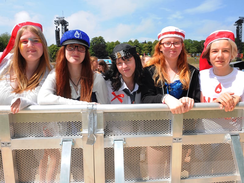 Livvy Walker, Ellie Wood, Kit Darnbrough, Keeley Garner, Shae Ceesayvall of Leeds had a good spot! 