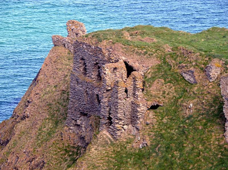 The castle dates back to the 13th century and was bolstered by King Alexander III of Scotland in the 1260s to help repel an invasion by King Haakon IV of Norway. It didn't work and the Norwegians managed to take the castle. The ruins we see today are part of a rebuilding project carried out in the 14th century, modelled on Rosslyn Castle, near Edinburgh. James V of Scotland visited Findlater Castle in November 1535 after journeying to Tain..