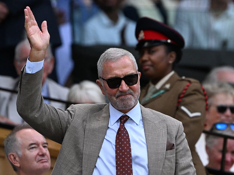Scottish footballing great Graeme Souness was introduced bofore play got underway.