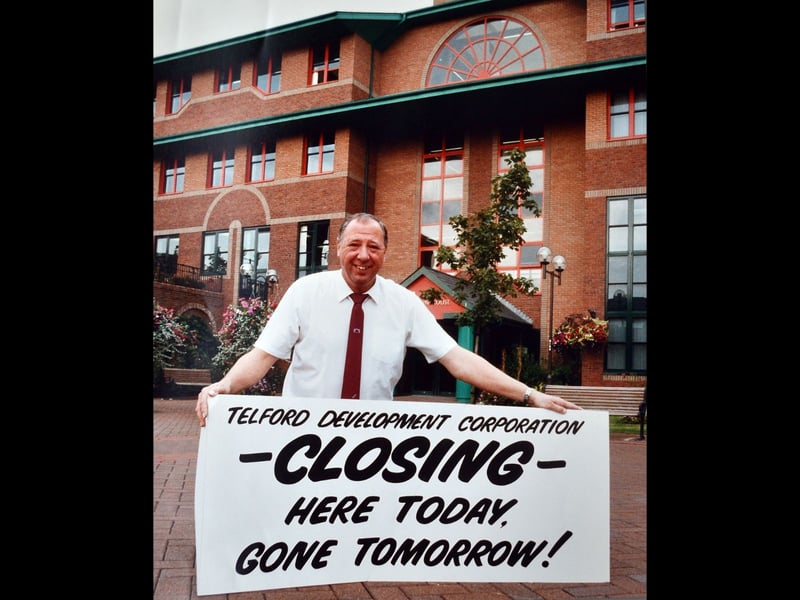 A final flick of the sign marked the end of a remarkable chapter in Telford’s story. Doug Brayne closes the doors of Telford Development Corporation in September 1991, bringing to an end almost 23 years of work that transformed fields and villages into one of Shropshire’s biggest towns. What do you remember about Telford in its early days?