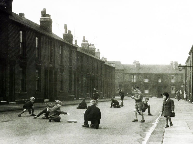 Children playing in Nidd Road, Attercliffe, Sheffield, in 1960