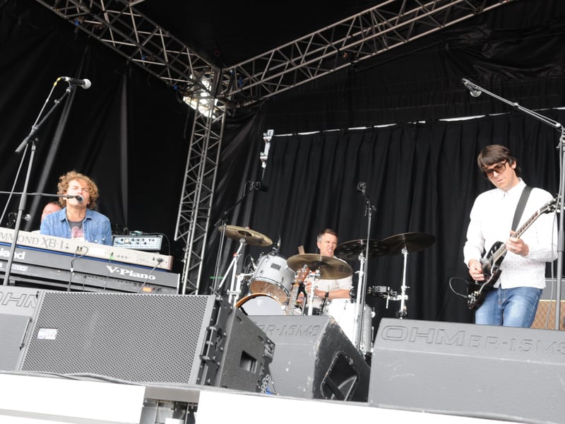 Toploader had the audience dancing in the daylight when they put on a great show in 2013.