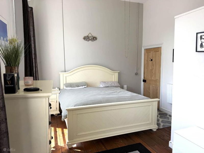 Lilly O`briens Public House & Apartments, Castle Street, Roscrea, Co. Tipperary, E53H586