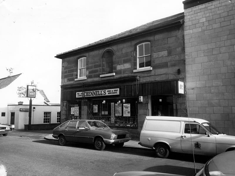 Chennells off licence at No.30 North Street. On the left is the Swan and Talbot restaurant. Pictured in November 1979.