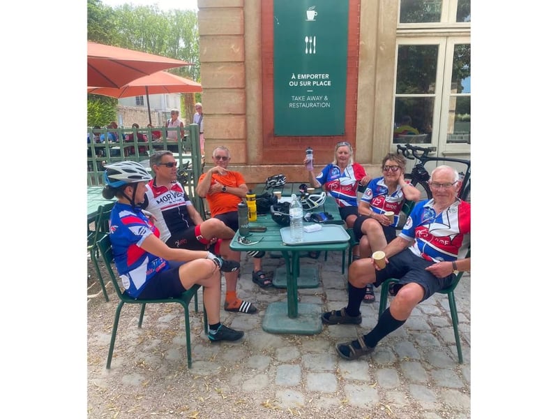 Cyclists take a break in Versailles