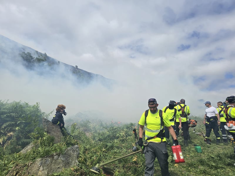 The major incident at Tintwistle Moor remains ongoing as crews continue to tackle the wildfire. Easterly winds are carrying smoke towards Manchester, but changing conditions could see smoke affect nearby communities in the coming days.