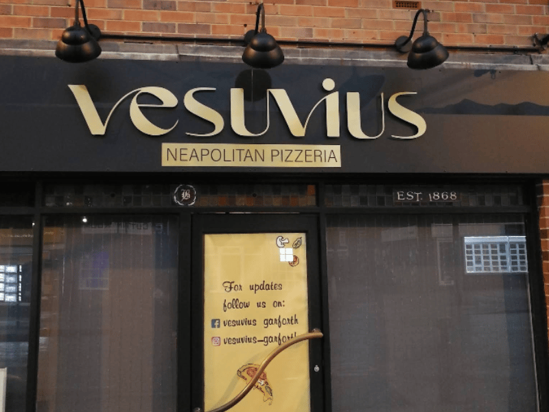Known for its warm hospitality and authentic Italian menu, this popular spot earns high praise from reviewers for its rich pasta dishes, stone-baked pizzas, and relaxed neighbourhood vibe. 🍴 33a Main St, Garforth, Leeds LS25 1DS