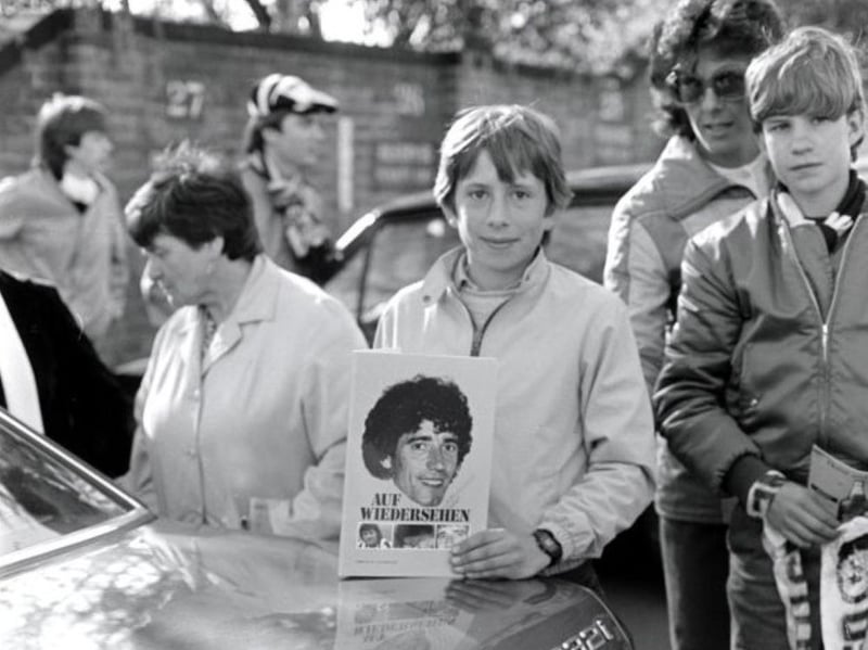 A Newcastle United fan pictured with a copy of captain Kevin Keegan's Ttstimonial brochure, 'Auf Wiedersehen Kev' next to Keegan's car in 1984.
(Photo by Danny Brannigan/Hulton Archive)