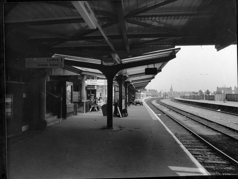 The platform at Harrogate Station in May 1987.