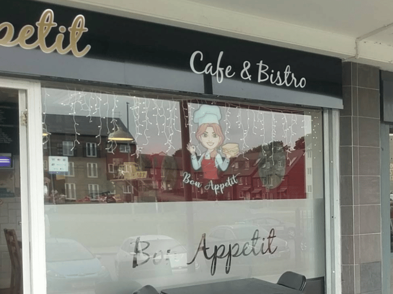Having already snagged local awards for its hearty morning menu and famous Sunday roasts, this community bistro remains a heavyweight champion for Seacroft foodies. It’s a  favourite for anyone seeking a generous, piping-hot fry-up served in a friendly, welcoming neighbourhood atmosphere.  🍴 147 South Pkwy, Seacroft, Leeds LS14 6ER