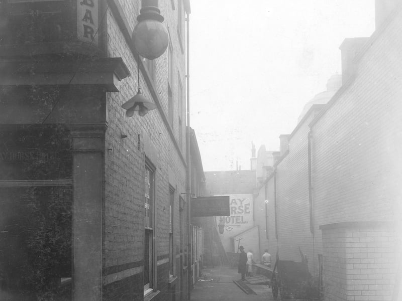 Bay Horse Yard with Bay Horse Hotel showing. The Bay Horse closed shortly after this photo was taken in March 1907. A plaque remains sited above the entrance to the Yard which reads 'Bay Horse Hotel - Molineaux', Molineaux being a former licensee of the pub.