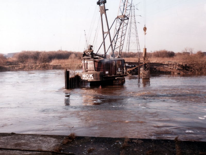 New weir at Twaite during construction in January 1986. The old weir had collapsed in 1976 when the mill was owned by the Horn family and they had been forced to cease production of putty. The Thwaite Mill Society had formed in 1978 to restore the site.