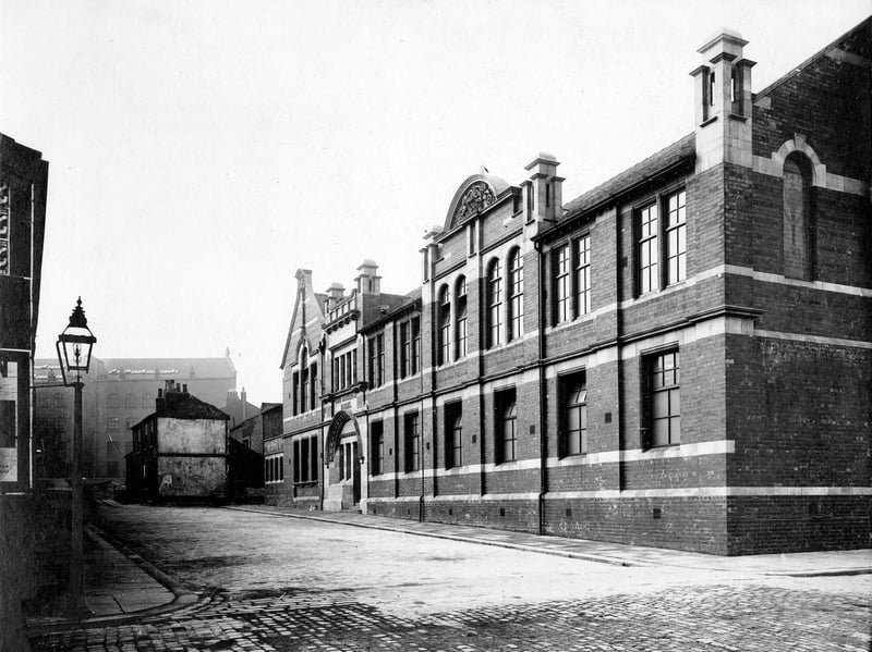 Back Nile Street Synagogue in April 1908. The Leylands area had a high concentration of Jewish immigrants living there. This synagogue was erected to provide for the needs of the community. It was the Beth Hamedrash Hagodel Synagogue.