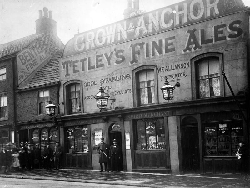 The Crown and Anchor pub on North Street in 1901.  To the left is the Victoria Inn. To the right, lower premises are dining rooms, business of Mrs Charlotte Ann Dawson. On the right edge is a barbers shop, run by William Williams.