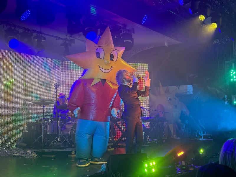 A friend joins Wayne Coyne on stage in Glasgow.
