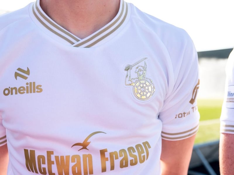 The slug-like sponsor from last year is gone and has been replaced by McEwan Fraser, which is a relief for all. The white design is basic, but the golden trim is a nice added extra. We like the collar, too. 7/10. This shirt retails at £60 for adult sizes.