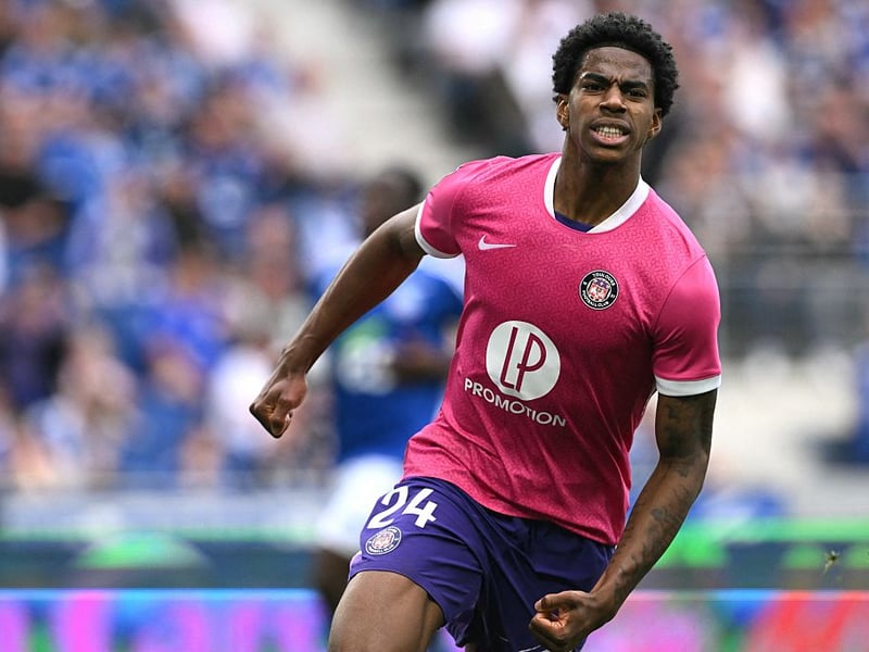 Defensively steady and grew in confidence as the game went on with some promising runs down the left. Solid debut and 65 valuable minutes under his belt. 7