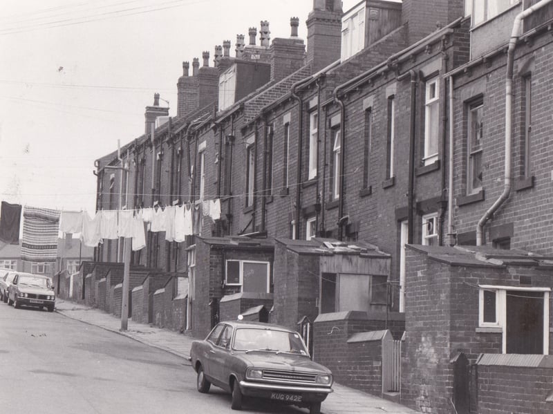 Washing hangs out to dry on Glossop View in August 1978.