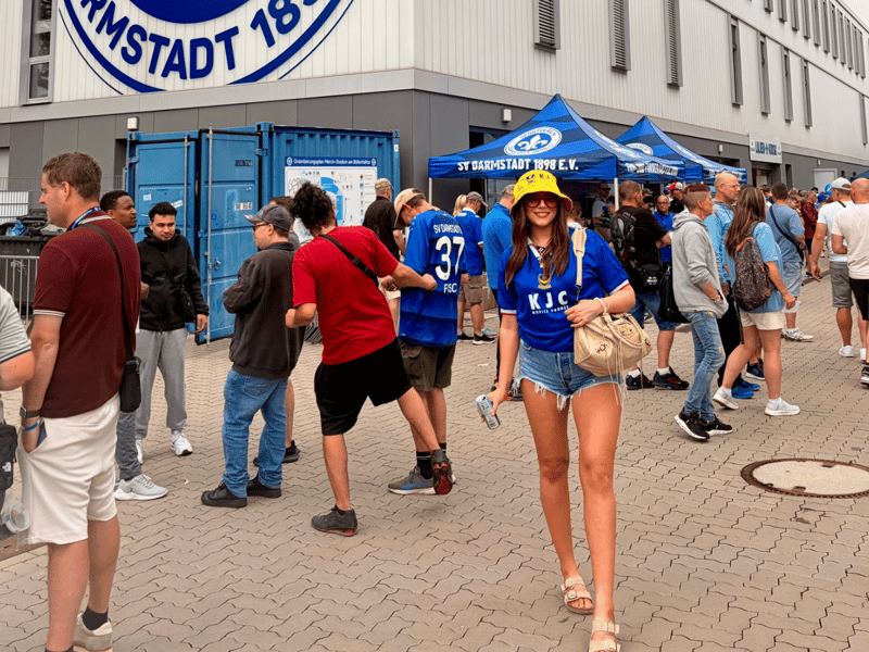 @rebzeleanor repping the retro Pompey KJC.