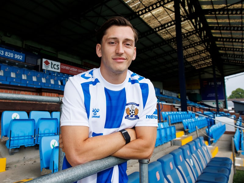 As a Hummel aficionado, I have to question is someone kidnapped the real designer and replaced them with an Ayr United fan. This is ugly. Why is the huge blue stripe in the middle so big? Why do you make the sleeves all white? I'm not mad Hummel, I'm just disappointed.