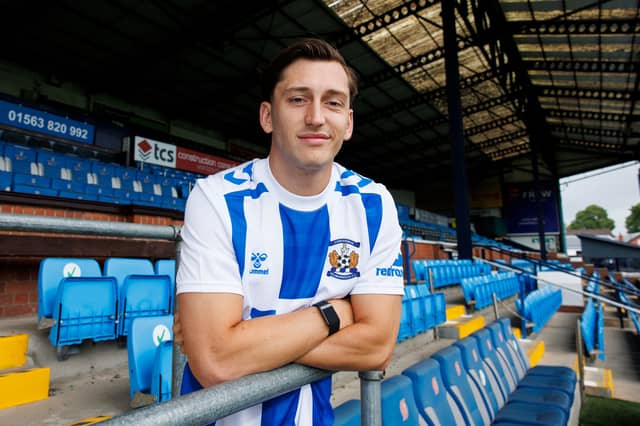As a Hummel aficionado, I have to question is someone kidnapped the real designer and replaced them with an Ayr United fan. This is ugly. Why is the huge blue stripe in the middle so big? Why do you make the sleeves all white? I'm not mad Hummel, I'm just disappointed.