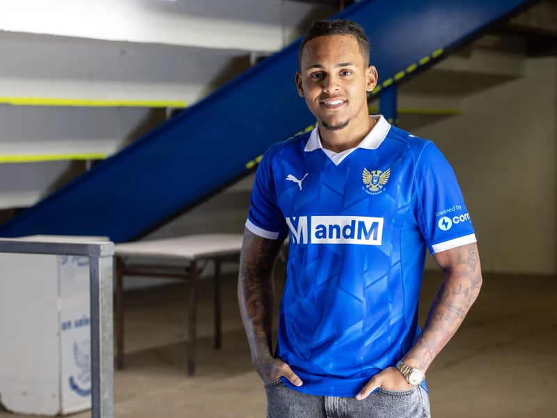 This design is really nice, but damaged by its sponsor. Also, why does Slim Shady have anything to do with St Johnstone, anyway? The collar, the pattern in the design, the white trim - all perfect. If this were sponsorless, it would be top three.