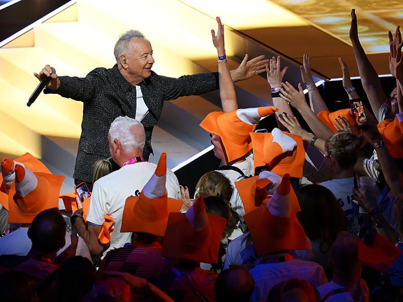 Jim Kerr says hello to the audience.
